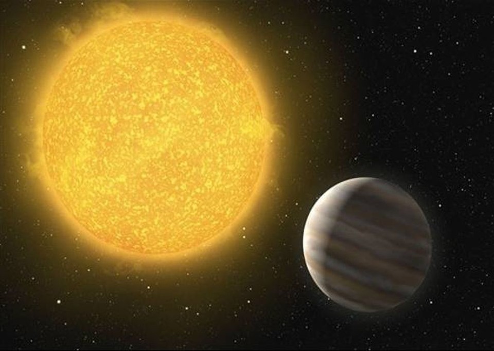 O planeta possui cinco vezes a massa de Júpiter e, por estar perto da estrela, é quente com atmosfera inchada e turva | ESO/H. Zodet