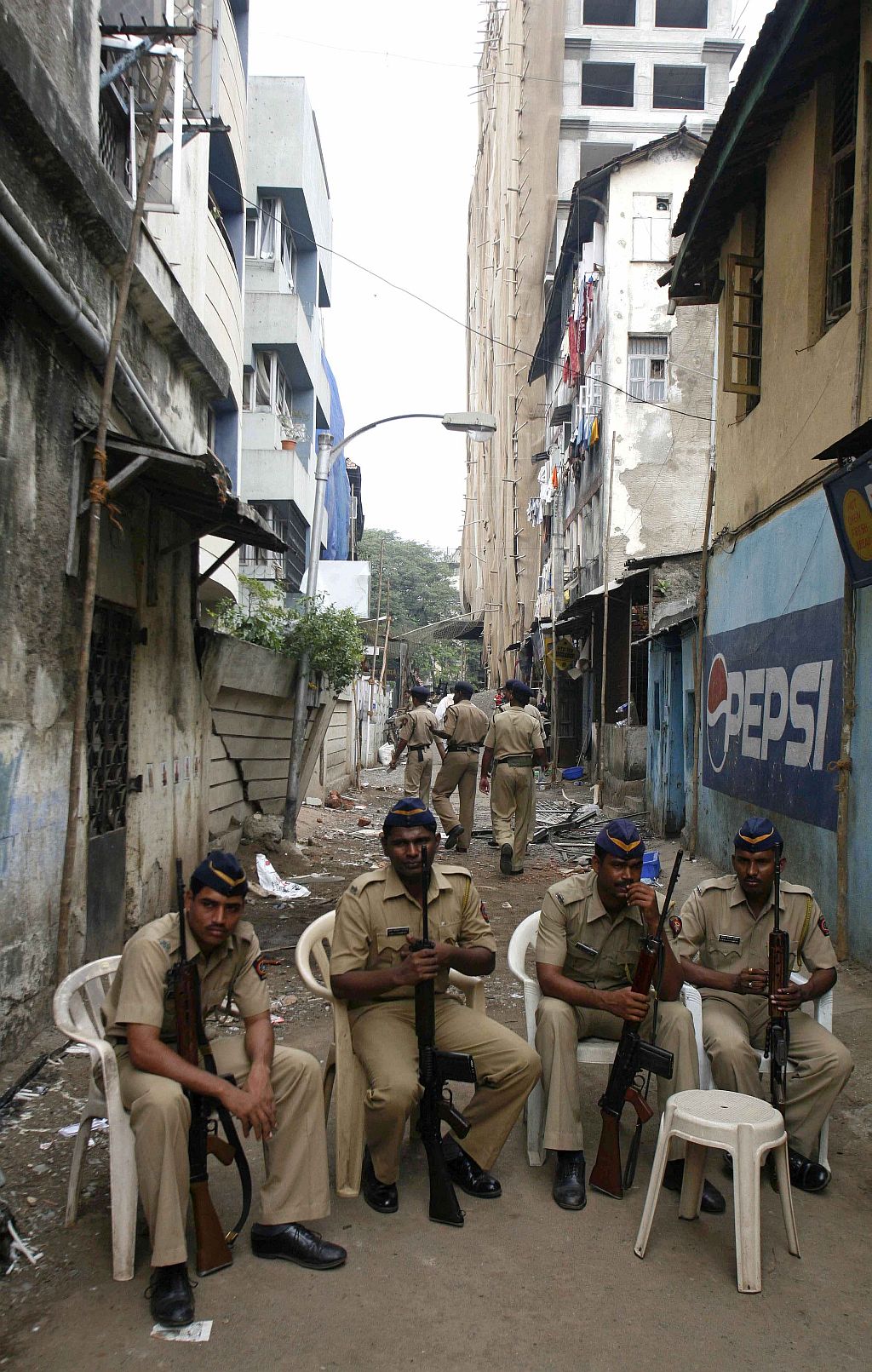 Policiais reforçam a segurança perto do centro judaíco (Nariman House) em Mumbai | Jayanta Shaw / Reuters