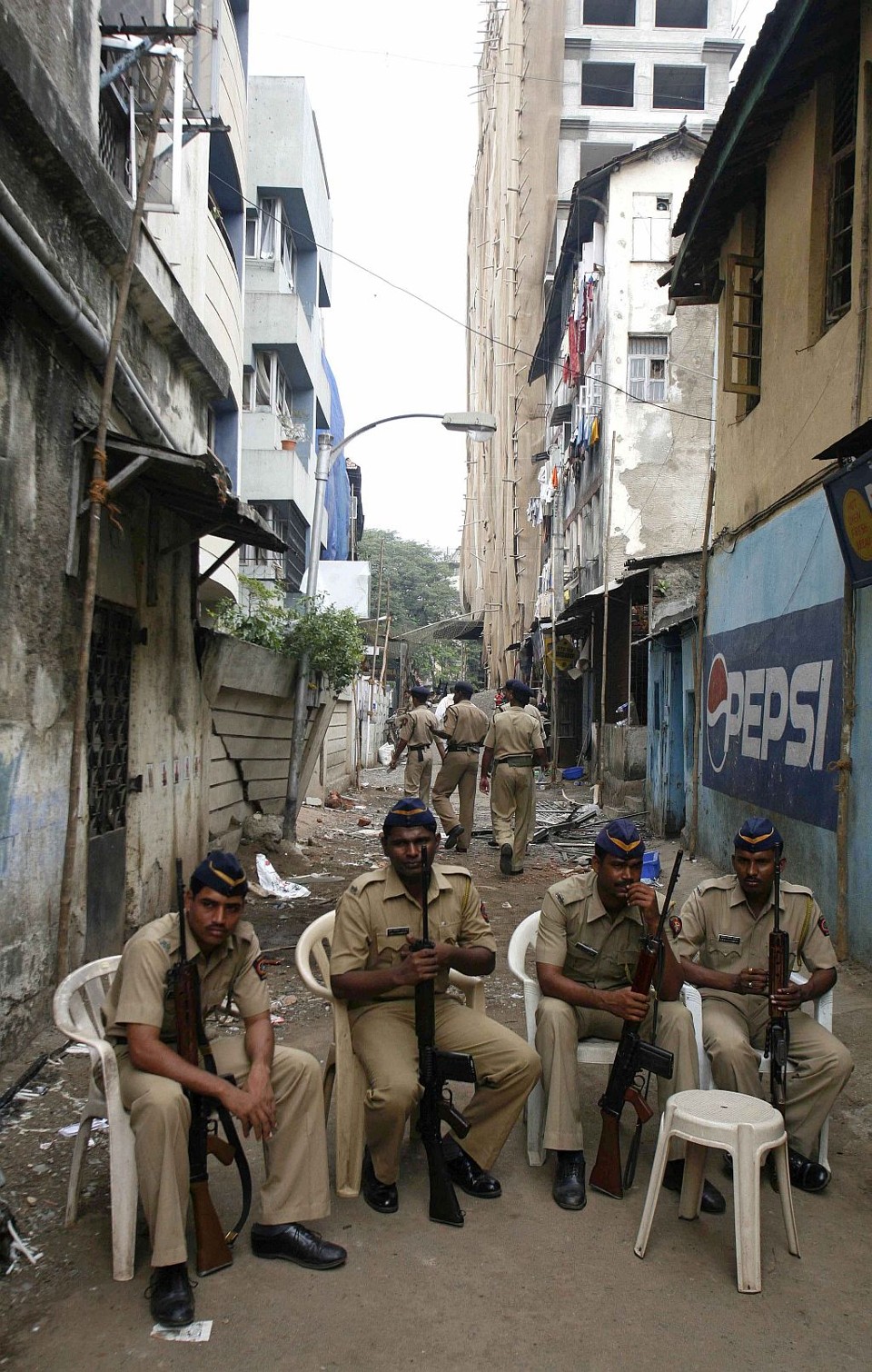 Policiais reforçam a segurança perto do centro judaíco (Nariman House) em Mumbai | Jayanta Shaw / Reuters