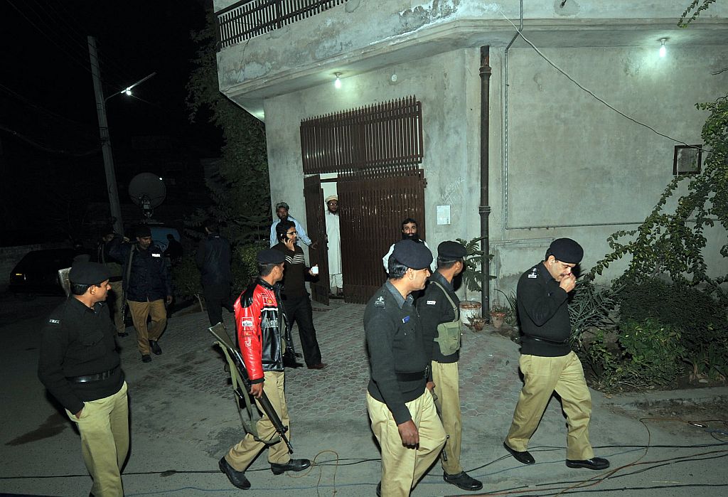 Policiais mantém Saeed em prisão domiciliar: Pressão para Índia eliminar o que chama de "epicentro do terrorismo" | Arif Ali / AFP Photo