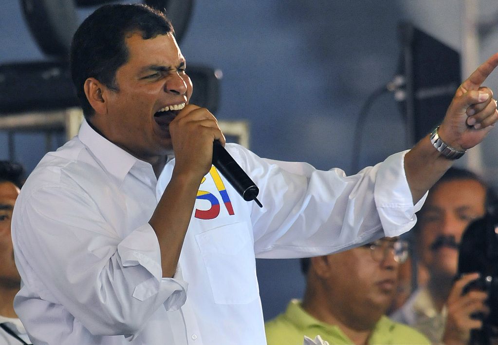 Correa durante campanha eleitoral pelo referendo da nova Constituição: decisão é motivada por "ilegalidade" e "ilegitimidade" da dívida comercial | Rodrigo Buendia / AFP Photo