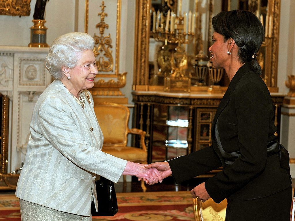 Rice (dir.) cumprimenta a rainha Elizabeth, no Palácio de Buckingham: "tom" de despedida ao som do piano | John Stillwell/Reuters