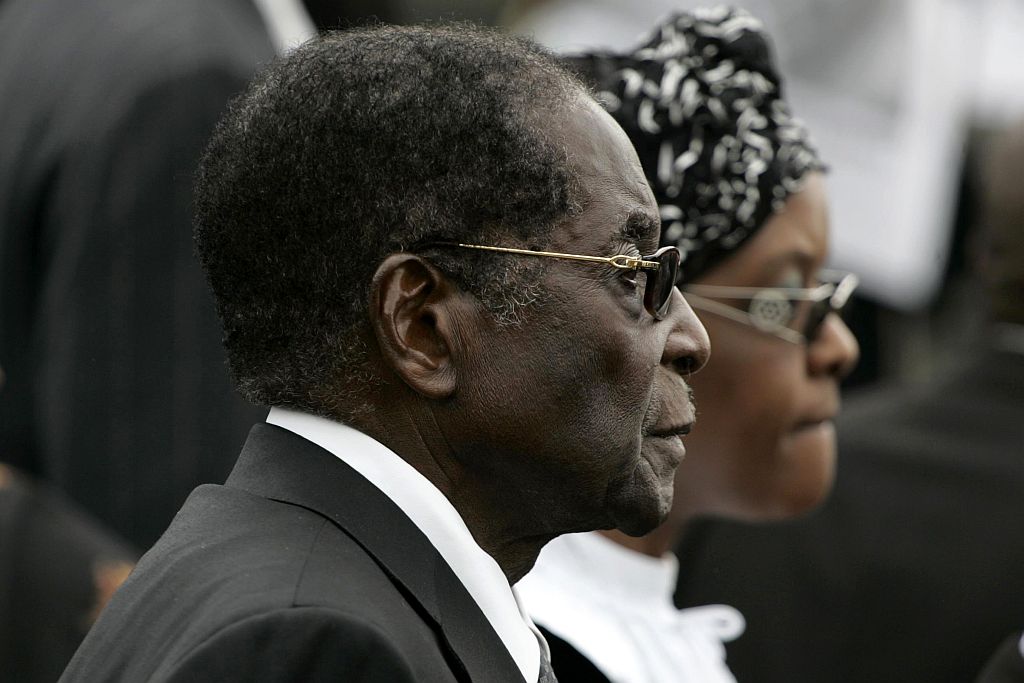 Mugabe que declarou estado de emergência, na semana passada, diz que o Ocidente busca uma forma de tirá-lo do poder. ONU aponta que 783 pessoas morreram no país desde o início da epidemia | Philimon Bulawayo / Reuters