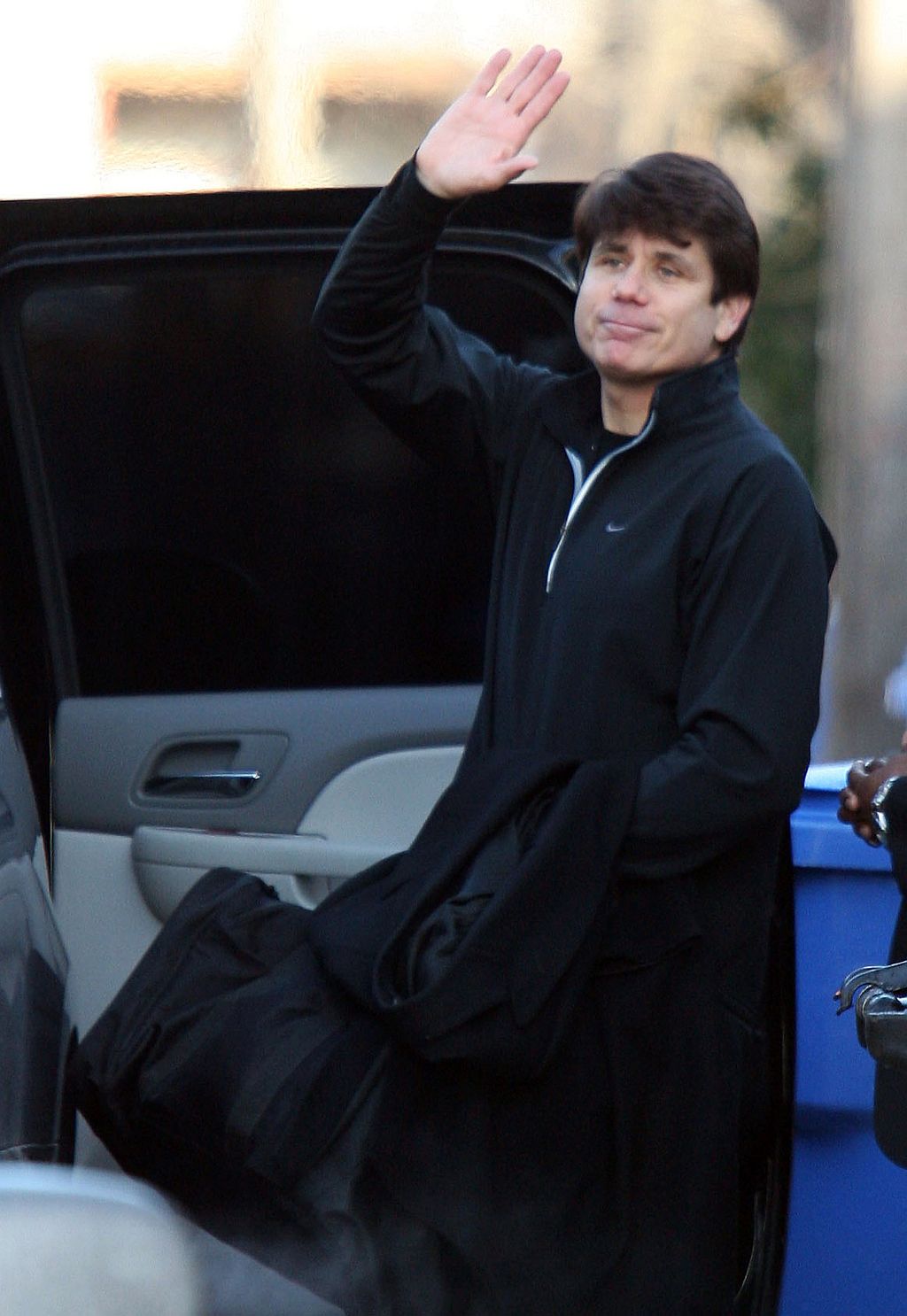 Rod Blagojevich acena para jornalistas ao deixar sua casa em Chicago | Tasos Katopdis / AFP Photo