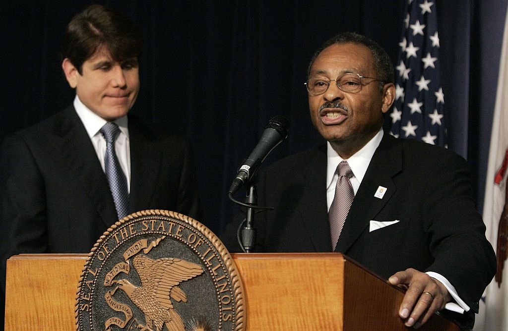 Governor Rod Blagojevich (esq.) indica o General Roland Burris (dir.) a sucessão de Obama no Senado | Frank Polich / Reuters