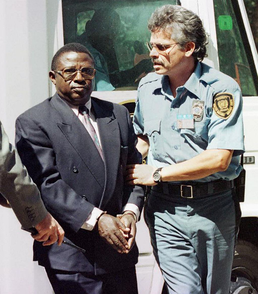 Bagosora é escoltado em foto de 1997: testemunhas ouvidas o incriminaram | Alexander Joe/AFP