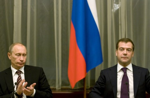 Medvedev assina extensão de mandato presidencial A lei assinada pelo presidente Dmitry Medvedev (na direita) beneficiaria diretamente o ex-presidente Vladimir Putin (na esquerda), que ainda tem grande popularidade com o eleitorado russo | Sergei Karpukhi / Reuters