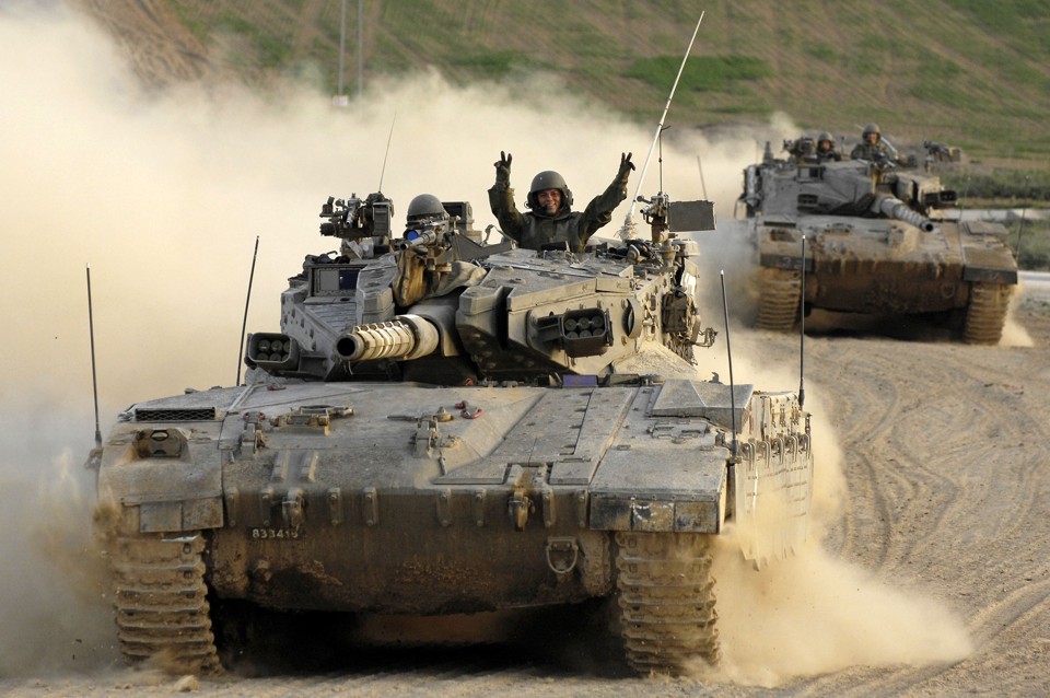 Soldado israelense faz gestos sobre um tanque perto de Kibbutz Kissufim, na Faixa de Gaza | Amir Cohen / Reuters