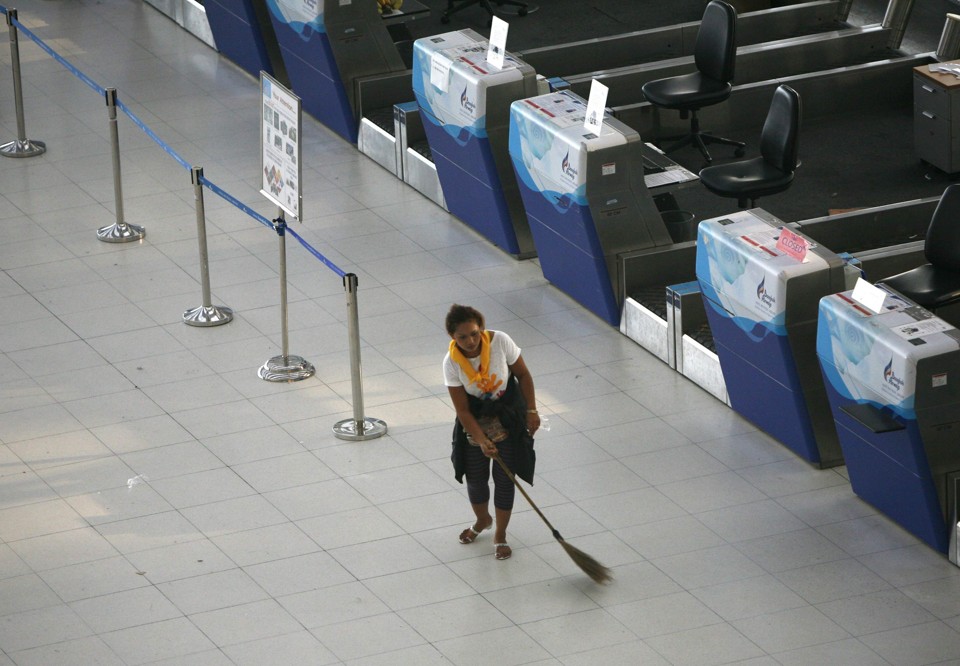 Funcionária limpa o chão do Aeroporto Internacional de Suvarnabhumi, em Bangcoc | CHAIWAT SUBPRASOM/REUTERS