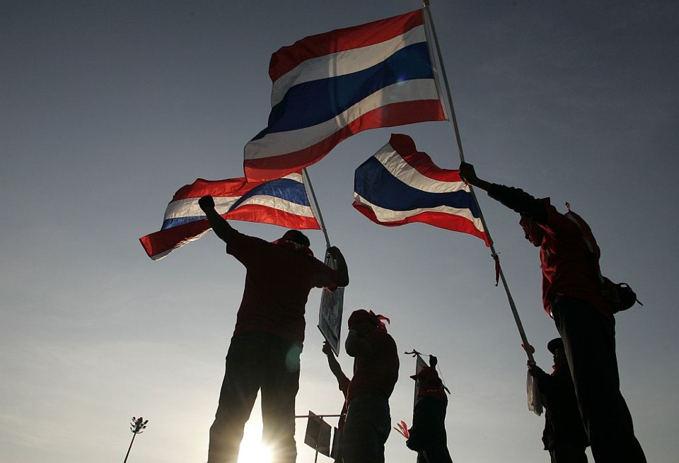 Oposicionistas encerram ocupação dos aeroportos da capital e comemoram com bandeiras do país a queda de Somchai Wongsawat | Kerek Wongsa / Reuters