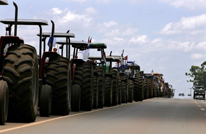 Fazendeiros estacionam tratores ao longo de estrada em protesto na localidade paraguaia de Hernandarias | Jorge Adorno / Reuters