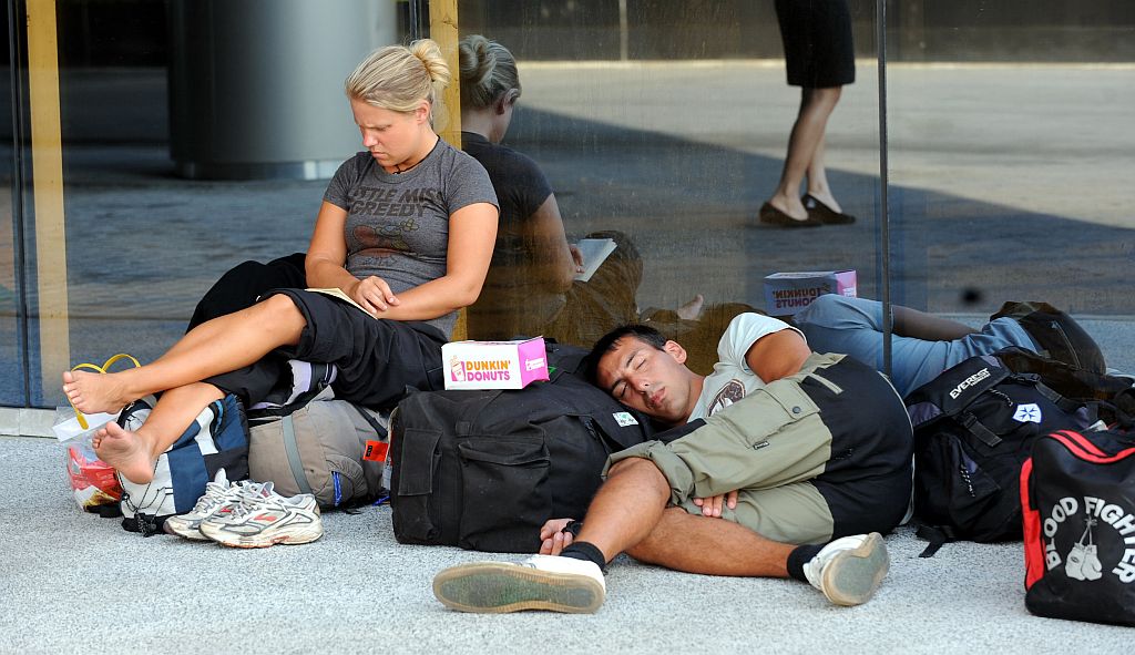 Enquanto brasileiros retornam, outros turistas ainda aguardam seus vôos no aeroporto internacional de Suvarnabuhmi | Hoang Dinh Nam / AFP Photo