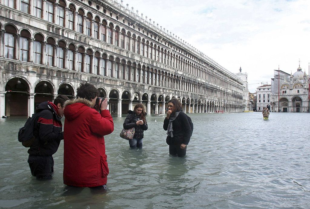 Cartão postal de Veneza, a praça São Marcos, ficou completamente alagada | Manuel Silvestri / Reuters
