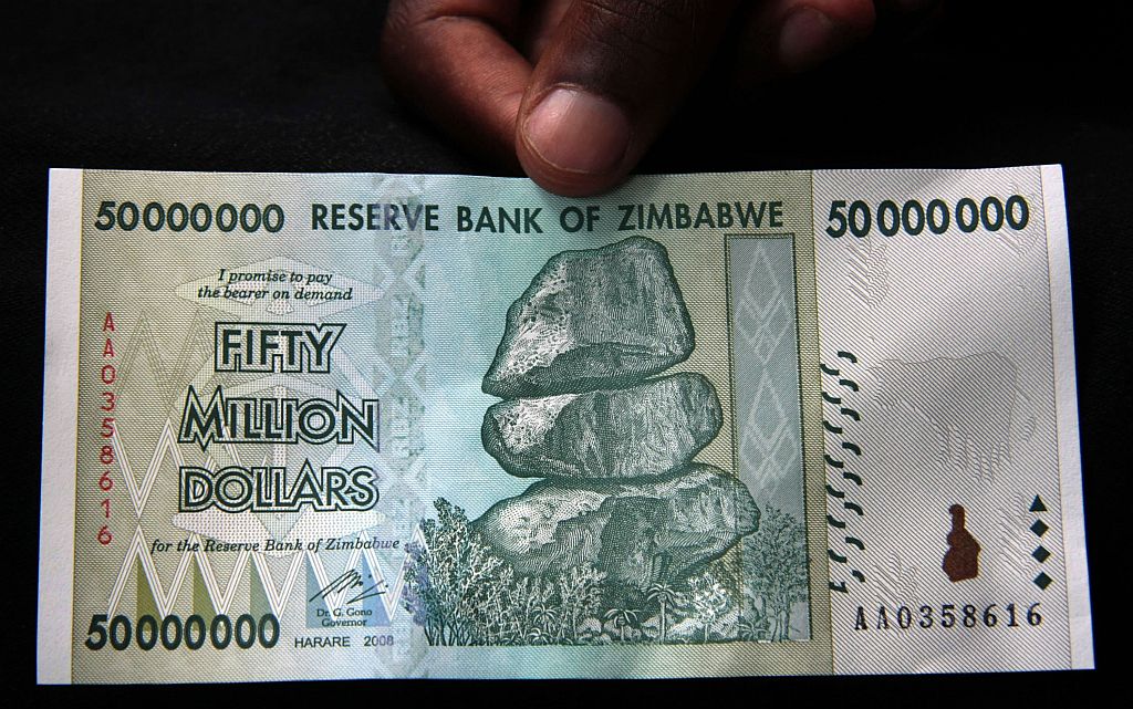 Em julho o governo anunciou o corte de dez zeros da moeda do país: anteriormente foram lançadas notas de 10 milhões e de até 100 bilhões de dólares zimbabuanos | Jekesai Njikizana / AFP Photo