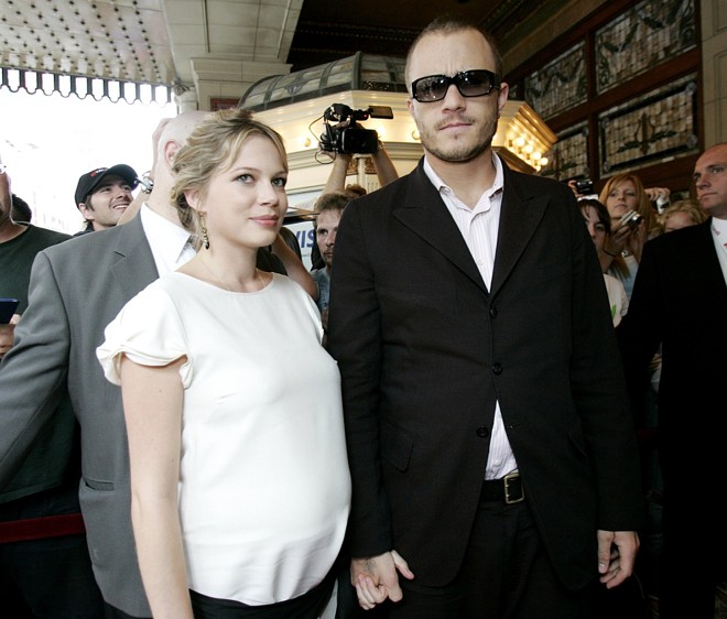 Heath Ledger ao lado da ex-mulher Michelle Williams chegam a exibição do filme 