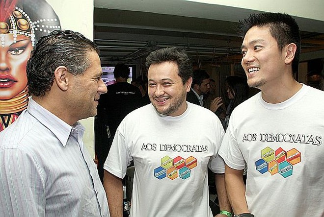 O jornalista Gil Rocha (à esq.), gerente de esportes da RPC-TV, com os sócios do bar Aos Democratas Leandro Teixeira e Márcio Minoru no badalado coquetel de lançamento dos campeonatos estaduais, na terça-feira. A festa congestionou o simpático boteco, onde reina a democracia futebolística. |