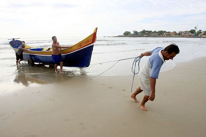 João Joaquim da Silva, o Jango (centro), proprietário do barco tem 45 anos de profissão |