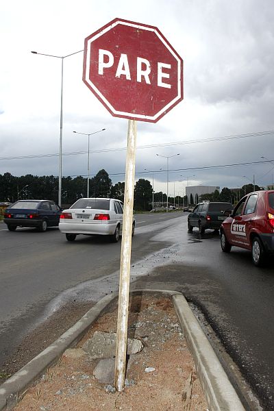 Placa colocada após acidente: tentativa de evitar novos problemas. | Daniel Castellano/Gazeta do Povo