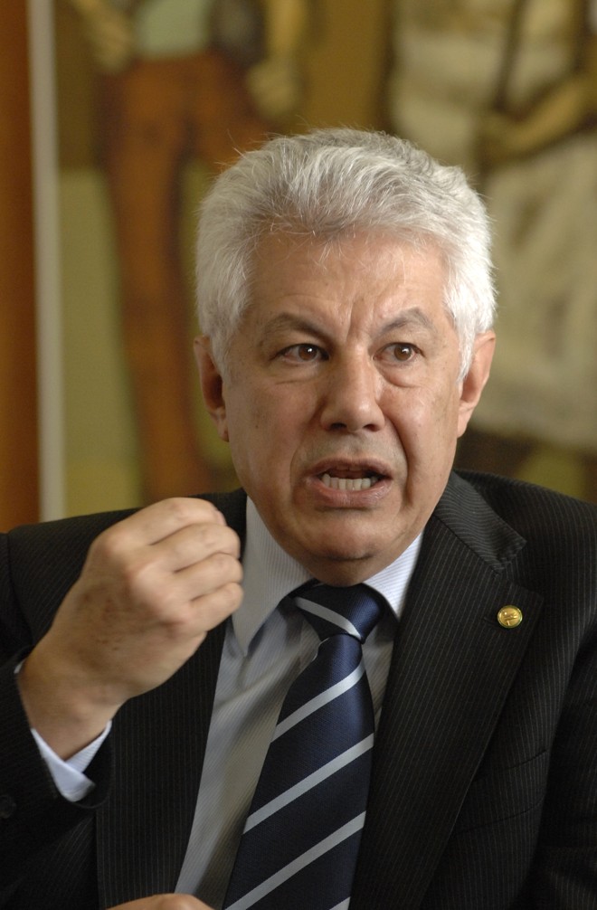 Reforma Política: O presidente da Câmara dos Deputados, Arlindo Chinaglia (na foto acima), não conseguiu pôr na pauta de votação os projetos de reforma política. A missão ficou agora nas mãos do próximo presidente da Casa, que será escolhido em fevereiro. As principais mudanças em estudo são o fim da reeleição, a ampliação dos mandatos dos cargos do Poder Executivo para cinco anos e a criação de uma janela de um mês a cada quatro anos para que os políticos eleitos possam trocar de partido (a janela da infidelidade) |