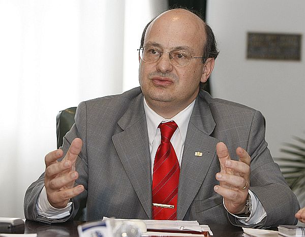 Soubemos que alguns alunos já estavam buscando manobras jurídicas para garantir o direito à vaga. Para evitar esses transtornos e pensando na proteção dos estudantes e da universidade decidimos alterar o artigo 5º, que falava sobre a aplicação em 2009, e transferir para 2010.Zaki Akel Sobrinho, reitor da Federal. | Valterci Santos/Gazeta do Povo