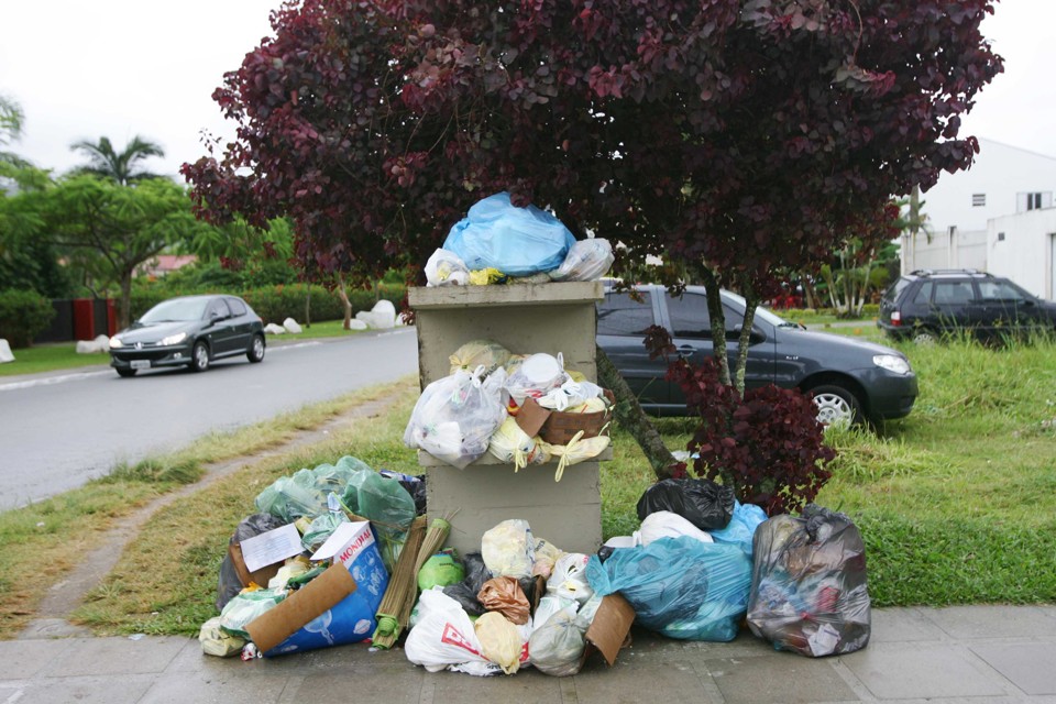 Haverá coleta extra nesse domingo e segunda-feira para tentar resolver o problema. | Jonathan Campos/Gazeta do Povo