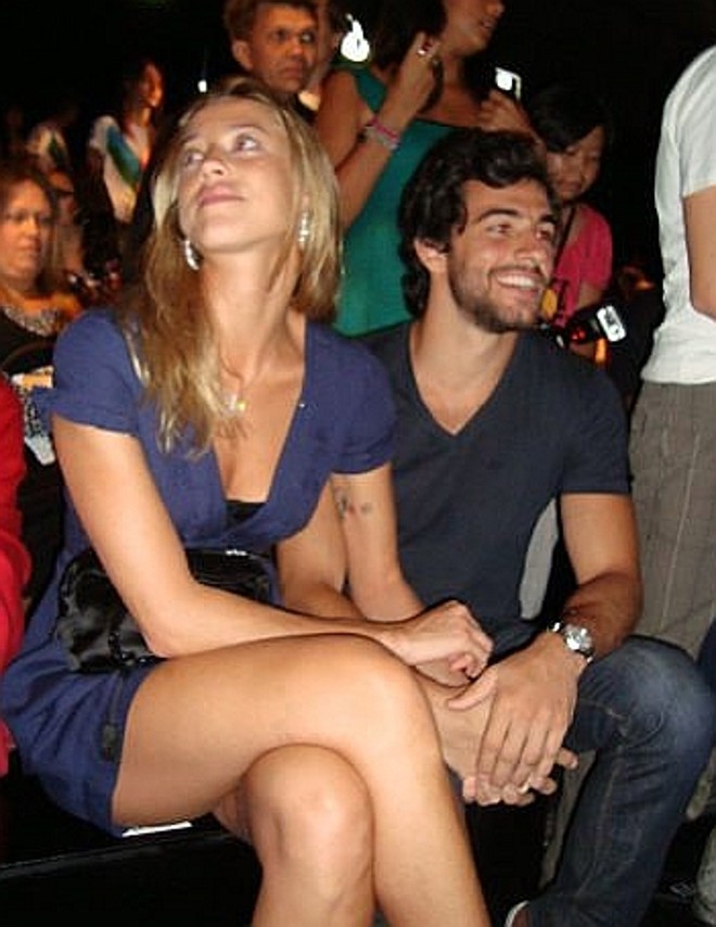 Luana Piovani e Felipe Simão na primeira fila do desfile da Colcci |