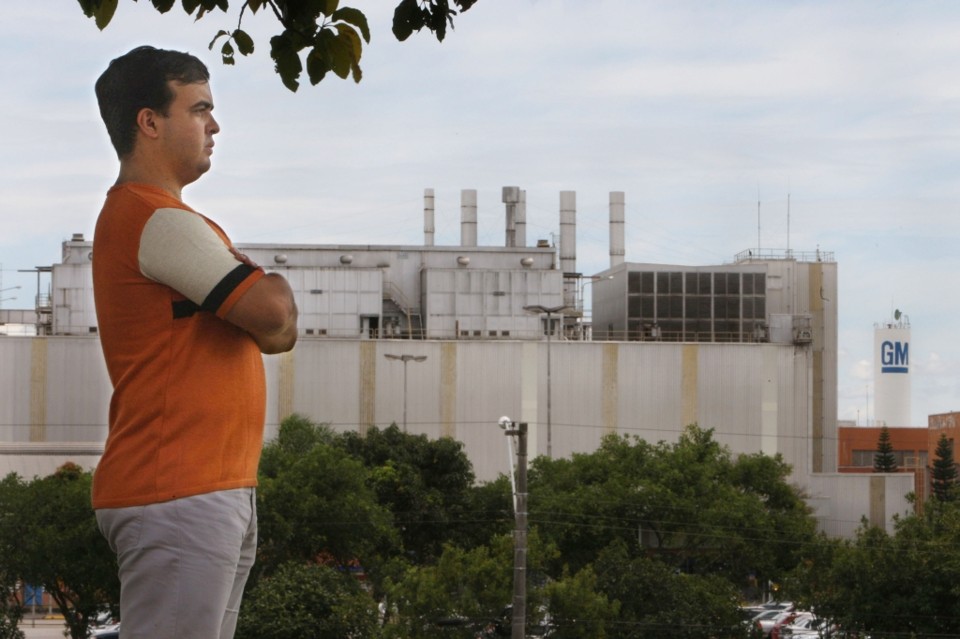 O futuro parecia promissor quando Weliton Silva Ribeiro começou seu trabalho temporário na fábrica da GM em São José dos Campos (SP), no ano passado. Nesta semana, porém, ele foi incluído no corte de 800 funcionários promovido pela montadora | Nelson Almeida/AFP