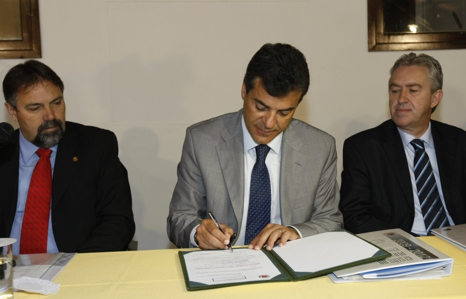 Meta da Saúde será agilizar as consultas Richa assina o contrato de metas, observado por Derosso e Ducci: quem não cumpri-las poderá ser demitido | Aniele Nascimento/Gazeta do Povo