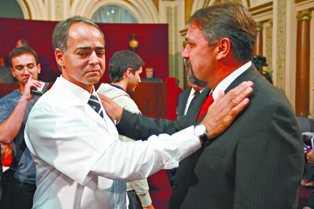 Galdino, que lançou chapa avulsa e recebeu apenas o próprio voto, cumprimenta João Cláudio Derosso | Antonio Costa/Gazeta do Povo