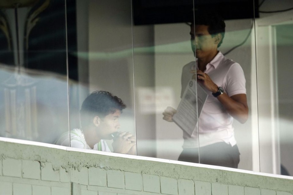 Retirado do treino de ontem por causa da negociação, Keirrison assistiu ao trabalho do camarote de seus agentes, ao lado de Naor Malaquias (foto) e Paulo Jamelli | Valterci Santos/Gazeta do Povo