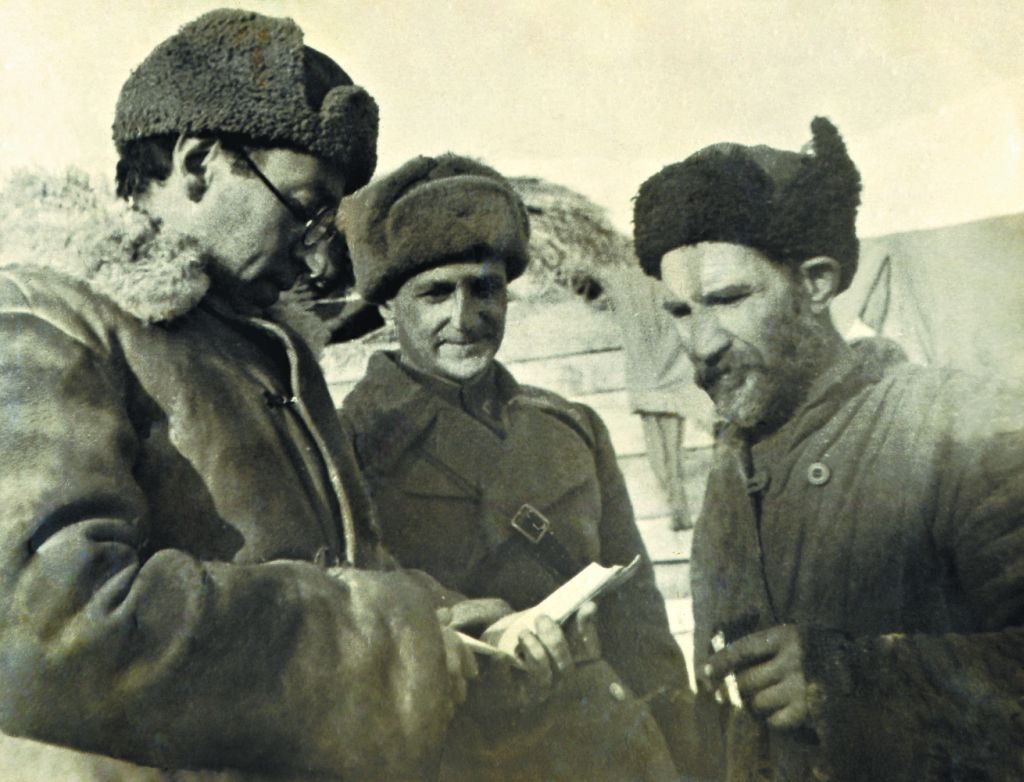 Vasily Grossman (primeiro à esquerda) em ação: repórter de notícias indesejadas | Divulgação