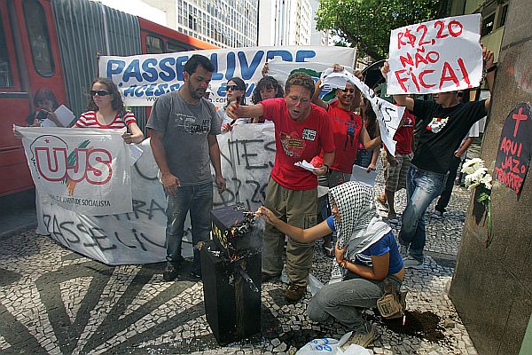 Estudantes queimam caixa-preta da Urbs ao lado da estação-tubo central. | Marcelo Elias/Gazeta do Povo