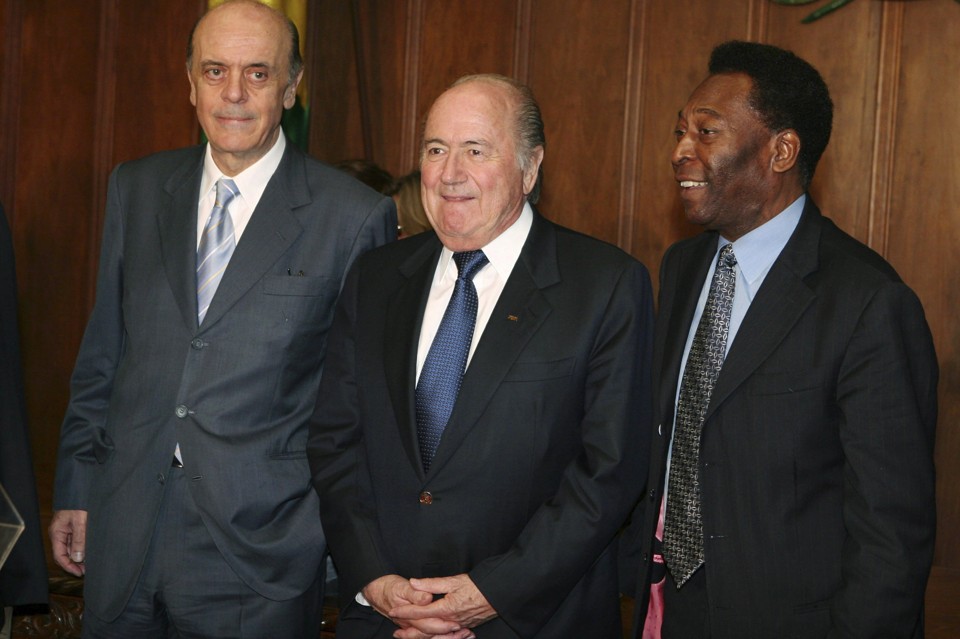 Pelé posa ao lado de Joseph Blatter e do governador de SP, José Serra, durante almoço no Palácio dos Bandeirantes | Francio De Holanda / Reuters