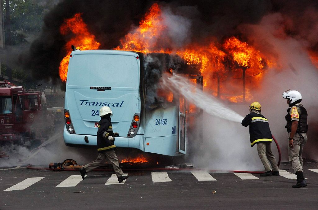 Bombeiros levam meia hora para controlar incêndio no ônibus acidentado | Alexandre Mendez/Correio do Povo