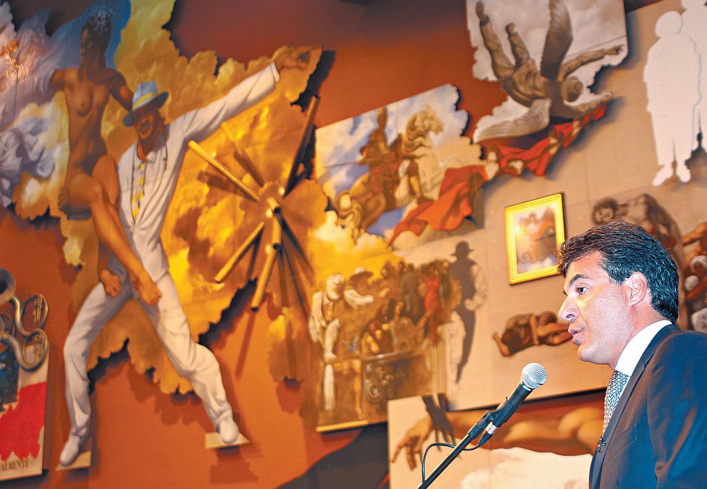 O prefeito Beto Richa discursa no Memorial de Curitiba, após tomar posse, diante do painel em comemoração aos 500 anos do Descobrimento do Brasil, criado pelo artista plástico Sergio Ferro. Na peça, chama a atenção o casal de carnava-lescos cariocas | Mauro Campos