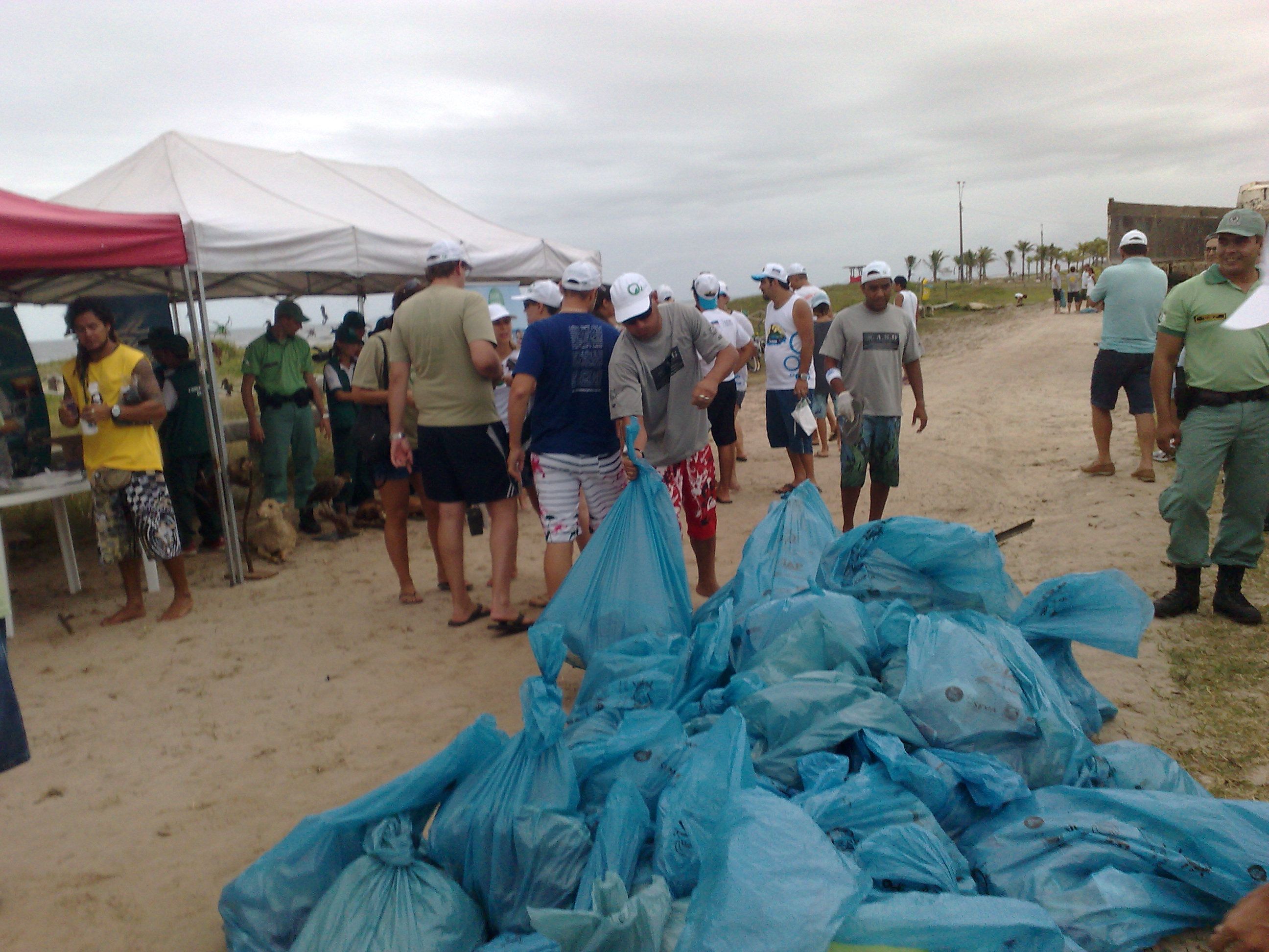 No total, 5 quilômetros de praia em Guaratuba foram limpas por voluntários | Juliana Vines/Gazeta do Povo