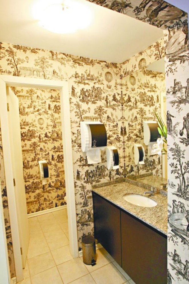 Na loja Kauany, as paredes do lavabo são forradas com tecido estampado |