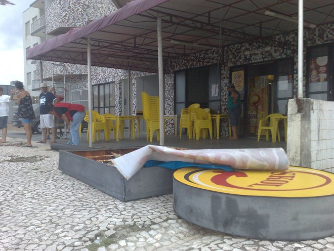 Placa de aproximadamente 100 quilos caiu com a força do vento |