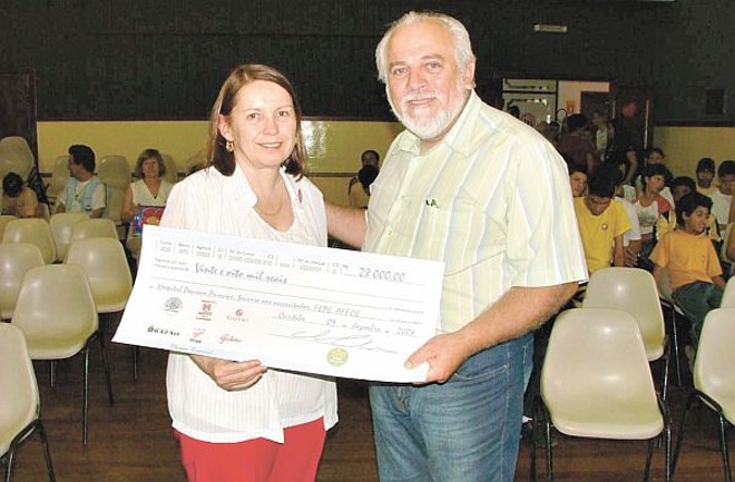 Rede solidária faz doações - A Rede Solidária, que reúne as empresas Imobiliária Galvão, Galvão Planejamento Imobiliário e Vendas, Cilar, Habitec, Razão e Thá, fez a entrega, através de seus representantes, dos recursos arrecadados pela Rede no segundo semestre de 2008, através de bazares realizados com produtos doados, a quatro entidades atendidas pelo programa. Entre as entidades atendidas, estava a Fundação Ecumênica de Proteção ao Excepcional  Fepe, cujo diretor, José Alcides Marton, recebeu das mãos da diretora da Imobiliária Galvão, Fátima Galvão, o cheque para sua instituição. (foto Rafaela Meller) | 