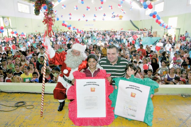 Natal da cidadania - Promovido pelo deputado Ney Leprevost com a ajuda de empresas da região de Santa Felicidade, a 12ª edição do Natal da Cidadania foi um sucesso, doando brinquedos e livros a mais de 5 mil crianças. Ney e o Papai Noel parabenizaram a menina Jaqueline de Lima Marques, vencedora do concurso da melhor redação, com o tema 