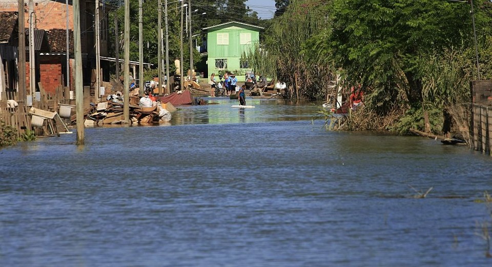 Atingidos ajudaram o Vale do Itajaí Área alagada em Araranguá: município foi um dos mais atingidos pelas chuvas do fim de semana | Antonio Costa/Gazeta do Povo