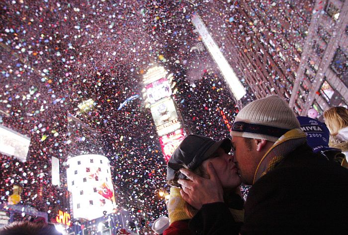 Casal se beija na tradicional festa de passagem de ano em Manhattan | Joshua Lott