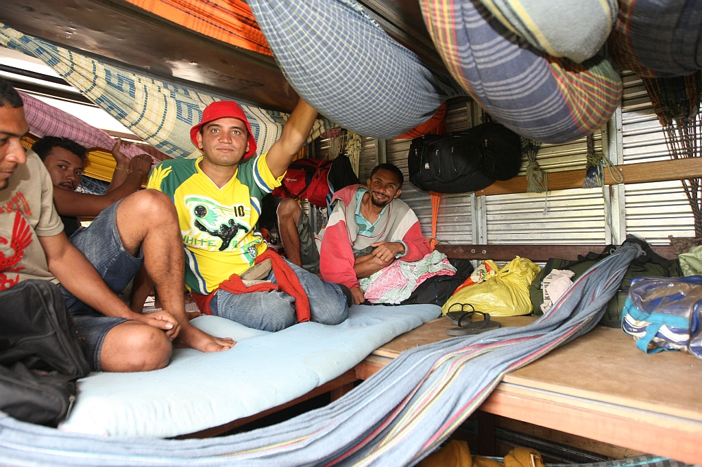 Quatro dias dentro do caminhão: grupo faz a viagem a cada quatro meses, em média, atravessando o Brasil para garantir R$ 600 por mês. | Priscila Forone/Gazeta do Povo