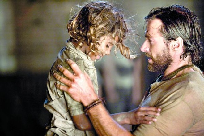 Hugh Jackman e Brandon Walters, que vive o garoto aborígene, personagem central da trama |