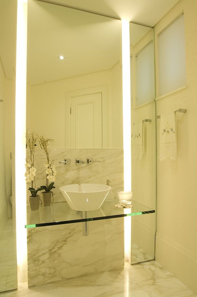 Fabianne Brandalise mostra o uso funcional do espelho no lavabo | 