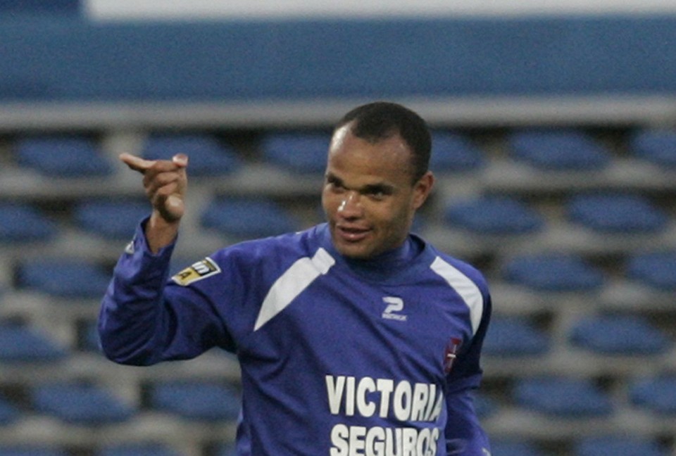 Sem clube, atacante Weldon estaria na mira do Furacão para a temporada | Hugo Correia / Reuters