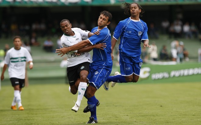 Sobrou força, mas faltou qualidade para as duas equipes. O Iraty surpreendeu pela determinação |