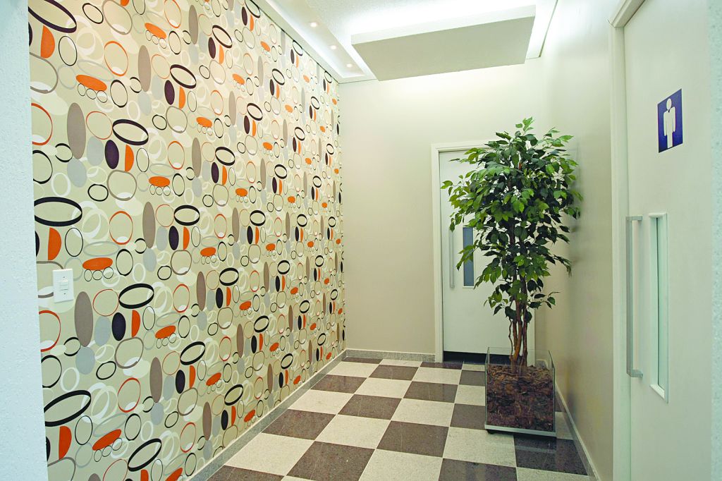 Tecido aplicado no lavabo da concessionária Metrosul, em Curitiba | Albari Rosa/Gazeta do Povo