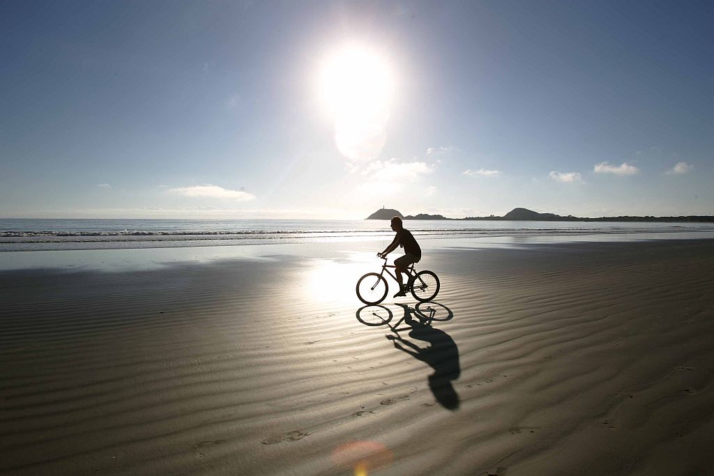 Durante a manhã, aproveite a temperatura amena para passear de bicicleta na praia da Fortaleza | Jonathan Campos/Gazeta do Povo