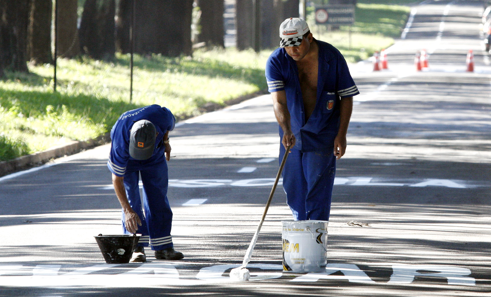 Funcionários da prefeitura iniciaram a pintura das vias nesta semana | Divulgação